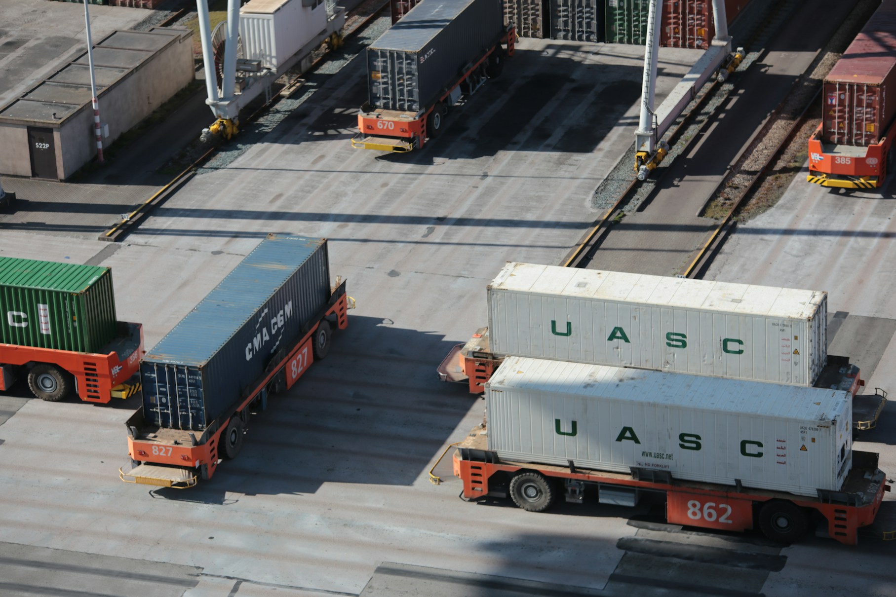 Entrepôt logistique vu depuis les allées de stockage